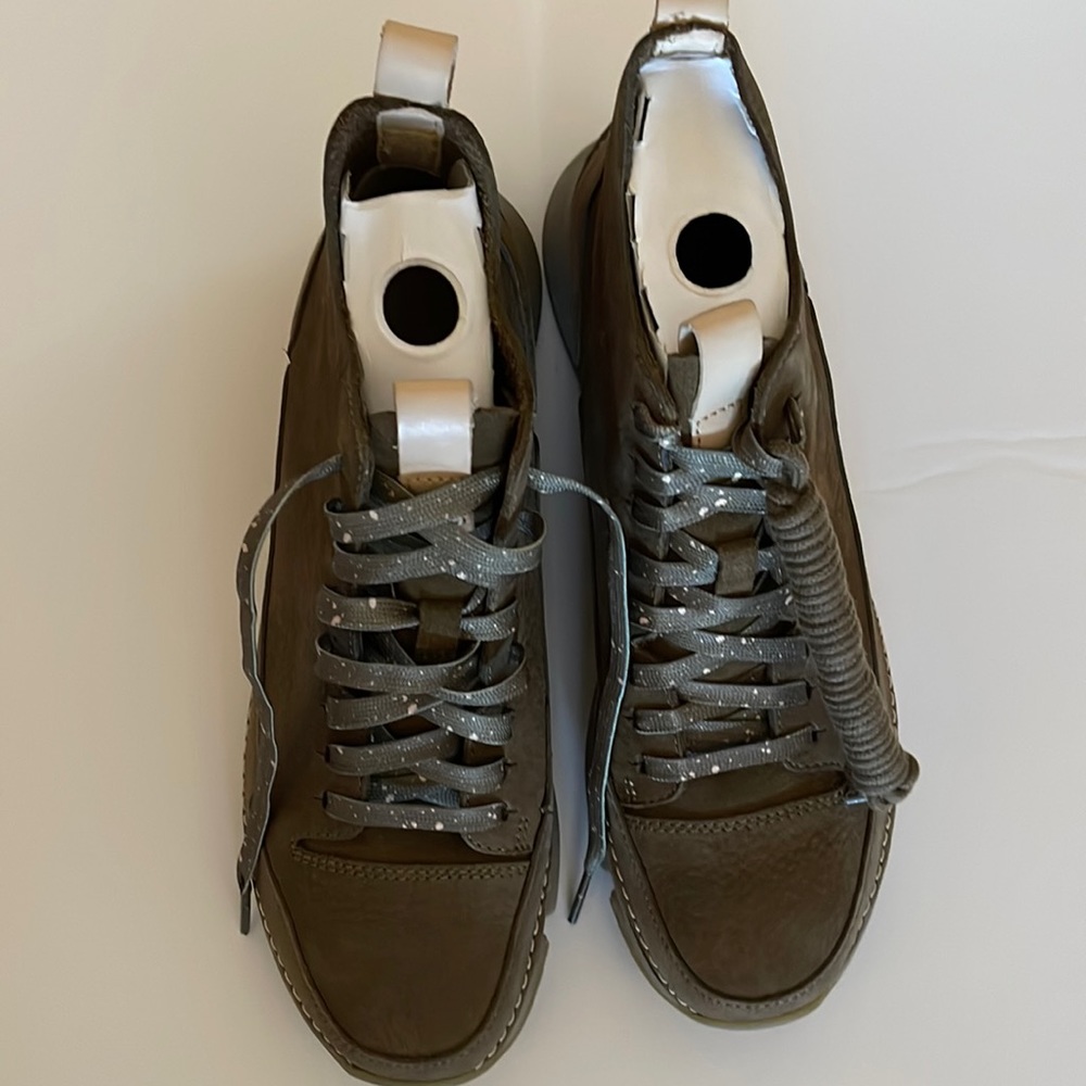 NEW Clarks Trigenic Tri Free Khaki Green Nubuck Lace Up Boot, Size 9